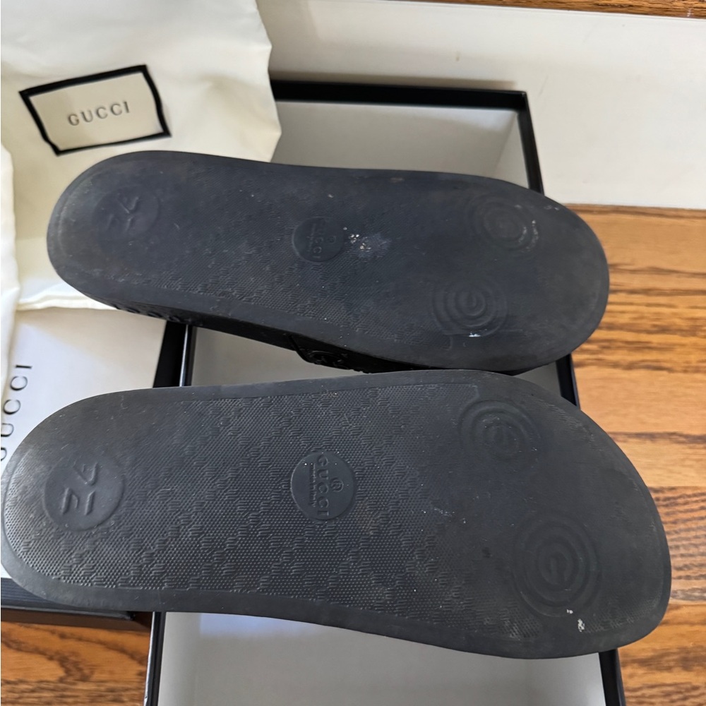 Gucci Black Rubber GG Slide Sandals - Picture 4 of 4